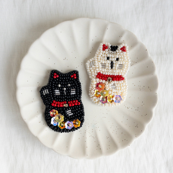 白い招き猫のビーズ刺繍ブローチ/縁起物/ギフト/プレゼント/母の日/猫の日 1枚目の画像