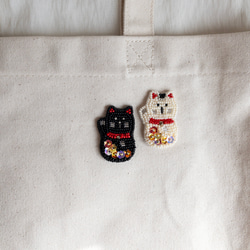 白い招き猫のビーズ刺繍ブローチ/縁起物/ギフト/プレゼント/母の日/猫の日 5枚目の画像