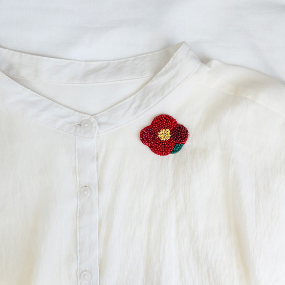 赤い椿のビーズ刺繍ブローチ/ギフト/プレゼント/母の日 4枚目の画像