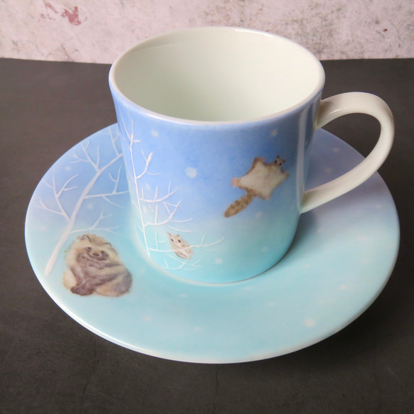 北海道の冬毛　カップ&ソーサー　エゾタヌキ　エゾモモンガ　エゾフクロウ　手描き 