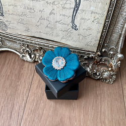 ぷっくり艶めくハートの花びらの刺繍ブローチ　ターコイズブルー×クリスタルシマー　スワロフスキー 1枚目の画像