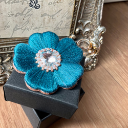 ぷっくり艶めくハートの花びらの刺繍ブローチ　ターコイズブルー×クリスタルシマー　スワロフスキー 2枚目の画像