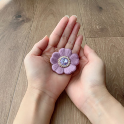 ぷっくり艶めくハートの花びらの刺繍ブローチ　ラベンダー×バイオレットシマー　スワロフスキー 5枚目の画像