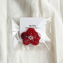 赤い梅の花のビーズ刺繍ブローチ/縁起物/ギフト/プレゼント/母の日 1枚目の画像