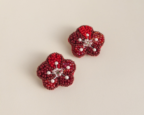 赤い梅の花のビーズ刺繍ブローチ/縁起物/ギフト/プレゼント/母の日