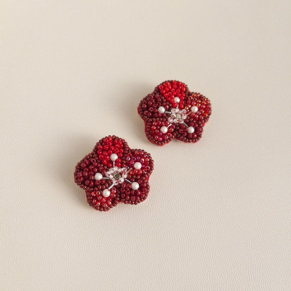 赤い梅の花のビーズ刺繍ブローチ/縁起物/ギフト/プレゼント/母の日