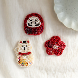 赤い梅の花のビーズ刺繍ブローチ/縁起物/ギフト/プレゼント/母の日 3枚目の画像