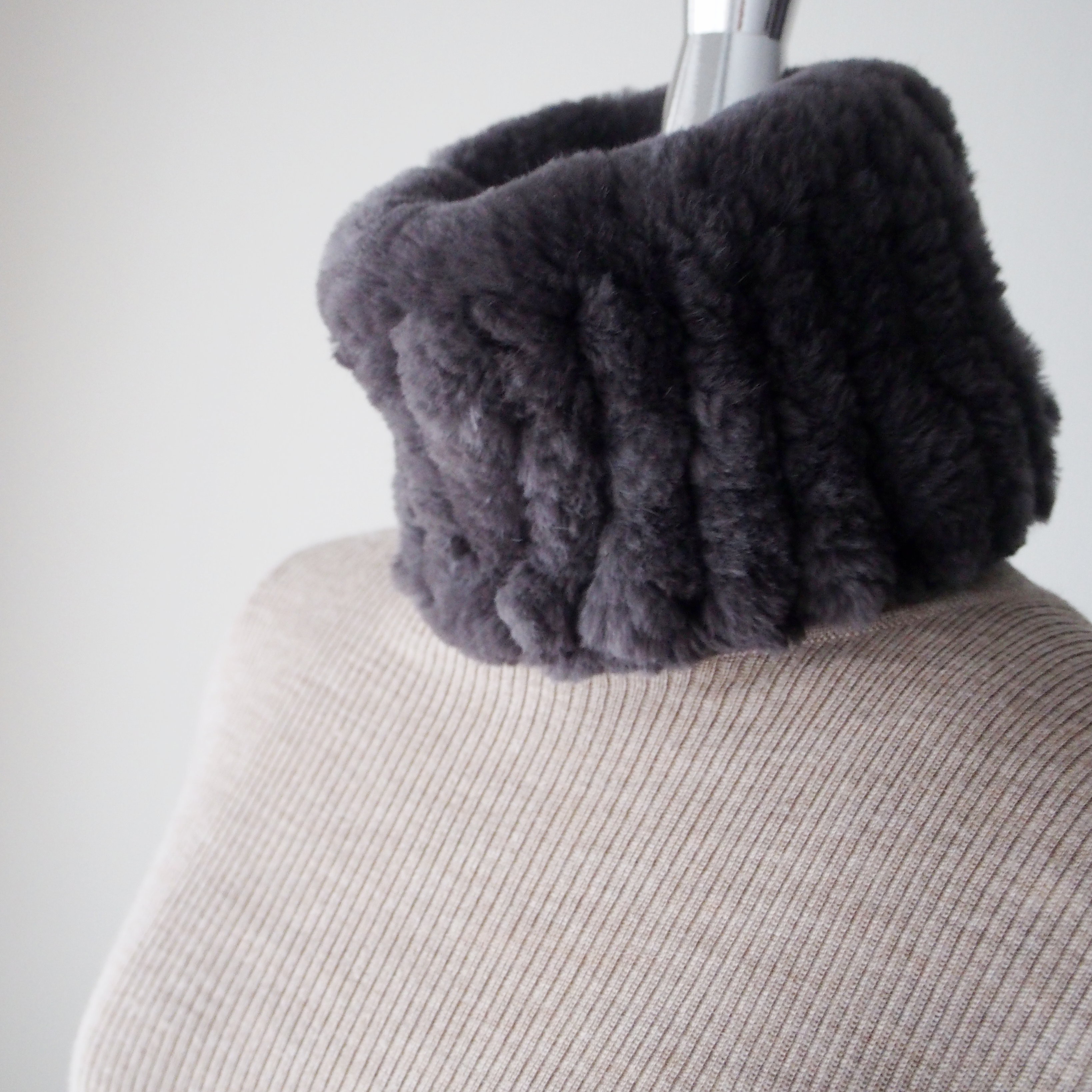 クリスマス【柔らかい手元は最高の贈り物】ラビットファー・ネックウォーマー・ダークグレイ