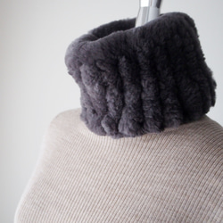クリスマス【柔らかい手元は最高の贈り物】ラビットファー・ネックウォーマー・ダークグレイ 1枚目の画像