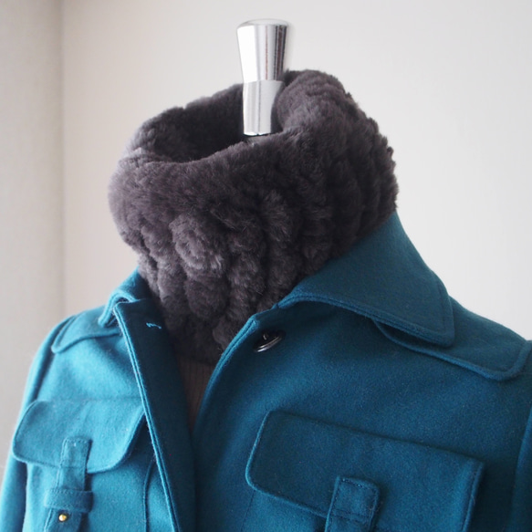 クリスマス【柔らかい手元は最高の贈り物】ラビットファー・ネックウォーマー・ダークグレイ 5枚目の画像