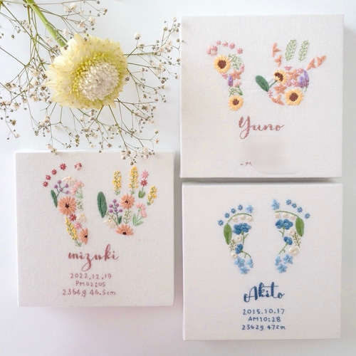手型 / 足型＊お花刺繍のバースボード】名前 / 誕生日入り 出産祝い 名
