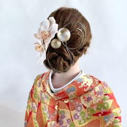 ピーチオレンジの胡蝶蘭 髪飾り 結婚式・成人式・卒業式に 和装 和風 アーティフィシャルフラワー 5枚目の画像