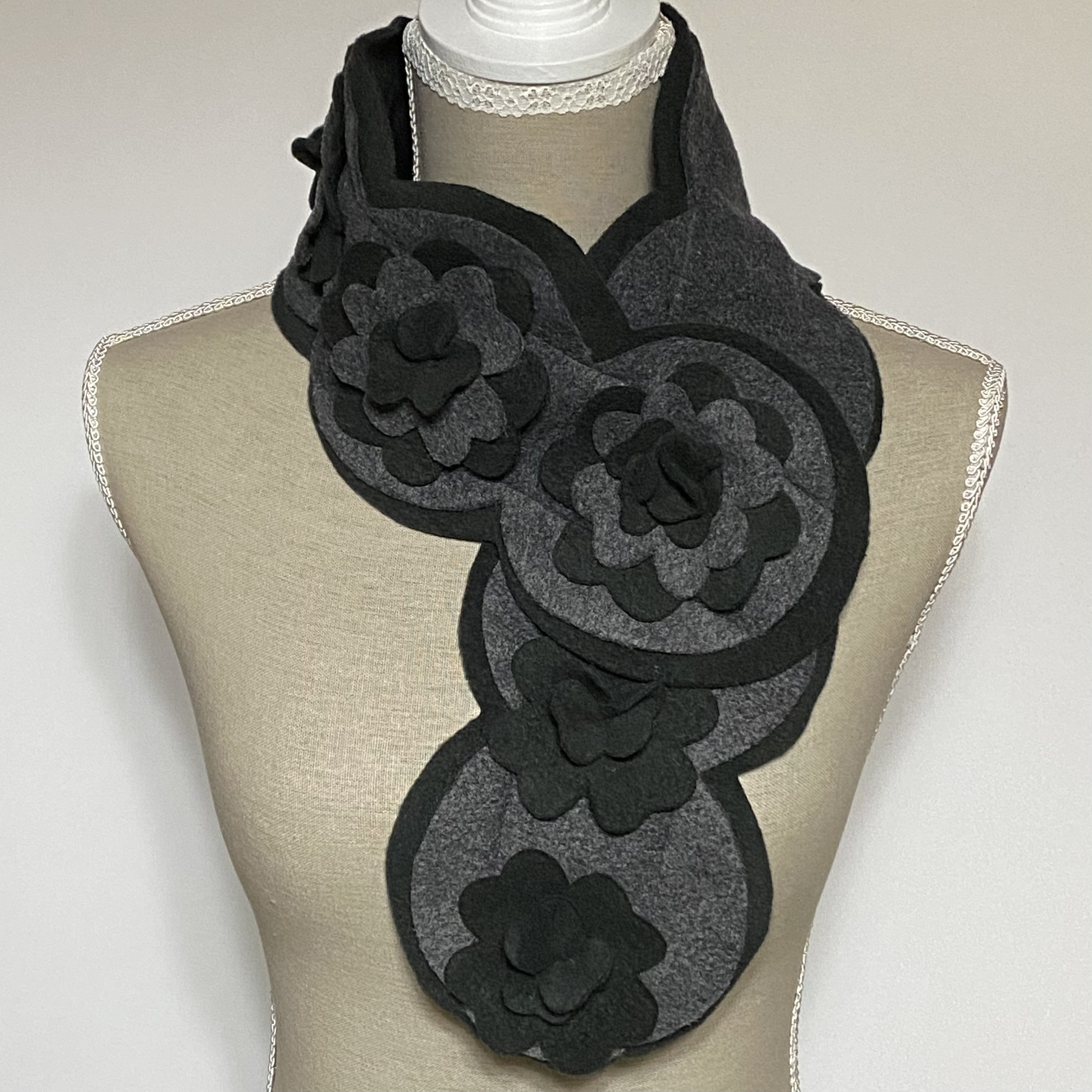 ＊ふわふわフリースの＊あったかデザインマフラー/＊モノトーンフラワー