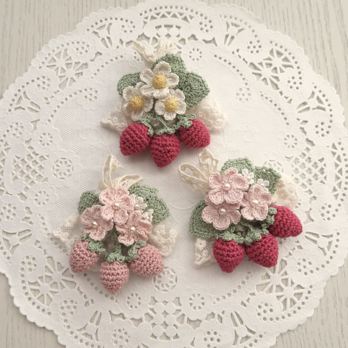 レース編み いちごのブローチ *red*ピンクのお花 ブローチ 花