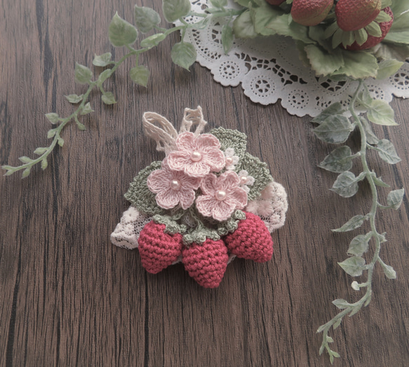 レース編み いちごのブローチ *red*ピンクのお花 4枚目の画像