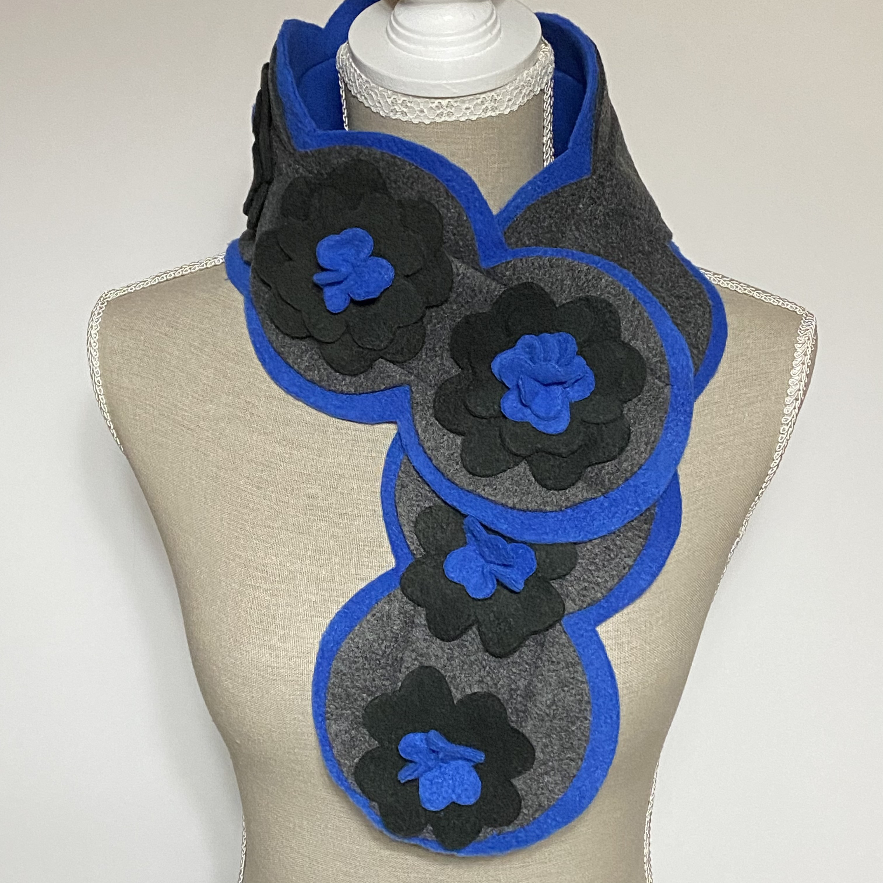 ＊ふわふわフリースの＊あったかデザインマフラー/＊ブラック×ブルーフラワー