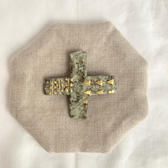 陶ブローチ 緑青 「十字」C 1枚目の画像