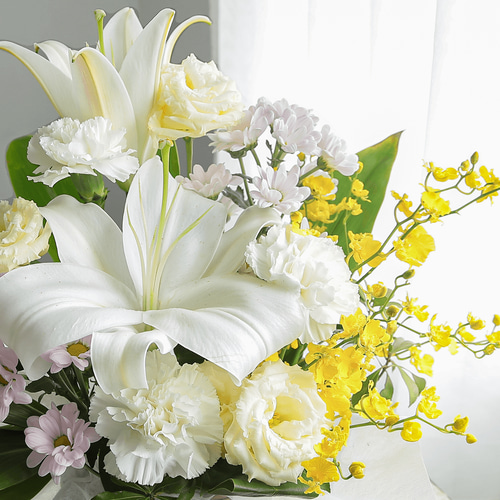 お供え花・仏花】アレンジメント「レェーヴ」ユリ、スプレーマム