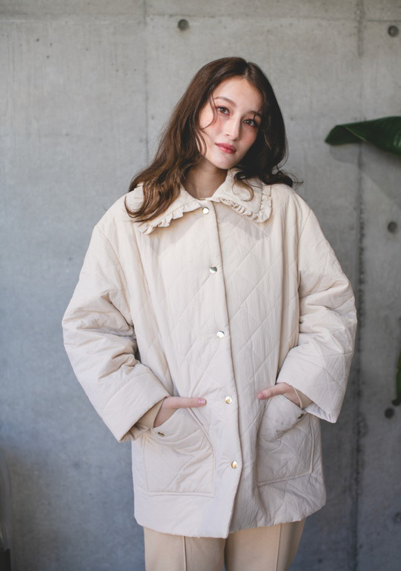 新品　1% シュウヘイオガワ　USU GALLERY キルティングコート　フリル 30％OFF】フリルキルティング コート（ライトベージュ・ブラック