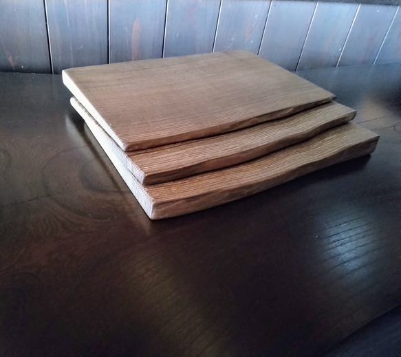 神代杉・一木3枚組の銘々皿〜へぎ板〜自然木ディスプレイにも♪ 1枚目の画像
