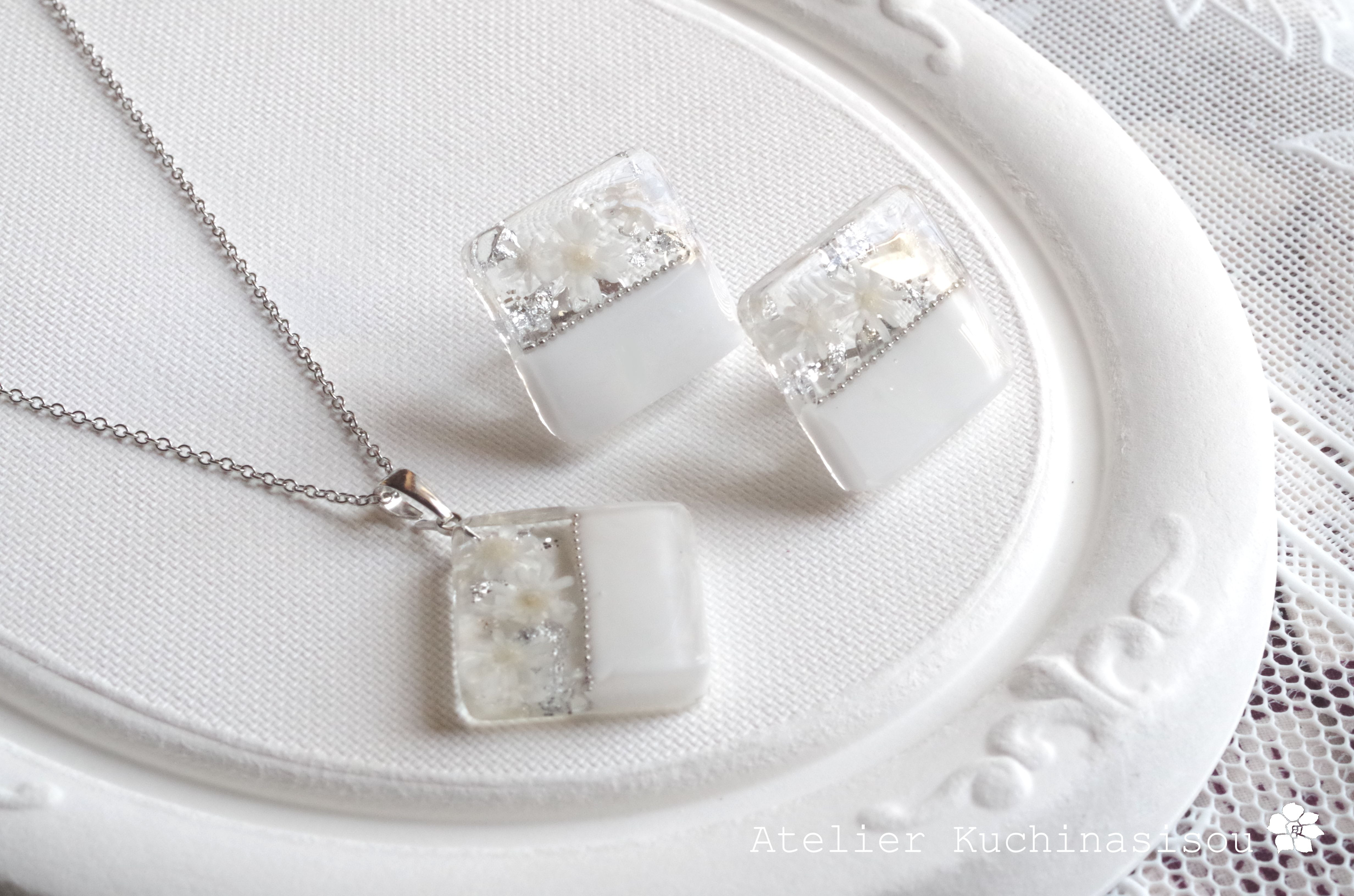 【Creema春の福袋2024】レジンアート　バイカラーのお花のピアス/イヤリングとペンダント〈ホワイト〉 6,699円