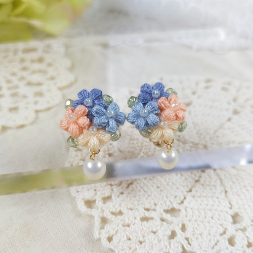 ちいさな花束とパールNo.3/刺繍糸イヤリング・ピアス/ガラス