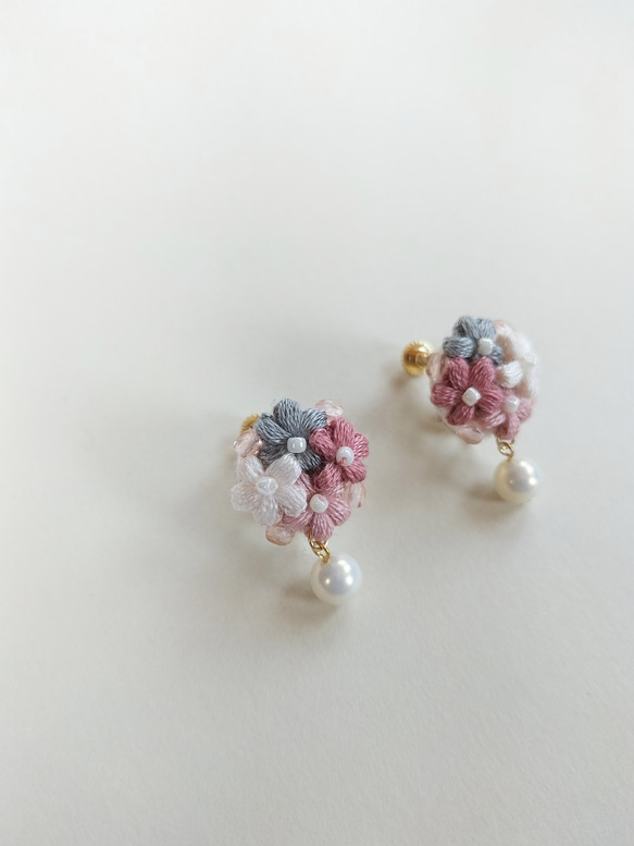 ちいさな花束とパールNo.5/刺繍糸イヤリング・ピアス/ガラスビーズ ピンク グレー 3枚目の画像