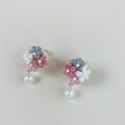 ちいさな花束とパールNo.5/刺繍糸イヤリング・ピアス/ガラスビーズ ピンク グレー 2枚目の画像