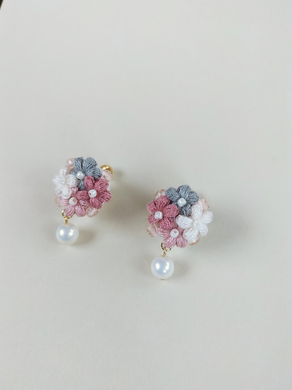 ちいさな花束とパールNo.5/刺繍糸イヤリング・ピアス/ガラスビーズ ピンク グレー 2枚目の画像