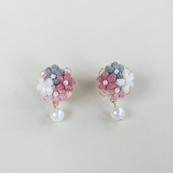 ちいさな花束とパールNo.5/刺繍糸イヤリング・ピアス/ガラスビーズ ピンク グレー 1枚目の画像