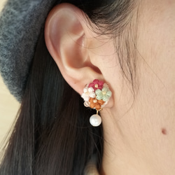 ちいさな花束とパールNo.6/刺繍糸イヤリング・ピアス/ガラスビーズ 赤紫 ピンク ブラウン パステルグリーン 5枚目の画像