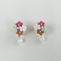 ちいさな花束とパールNo.6/刺繍糸イヤリング・ピアス/ガラスビーズ 赤紫 ピンク ブラウン パステルグリーン 1枚目の画像