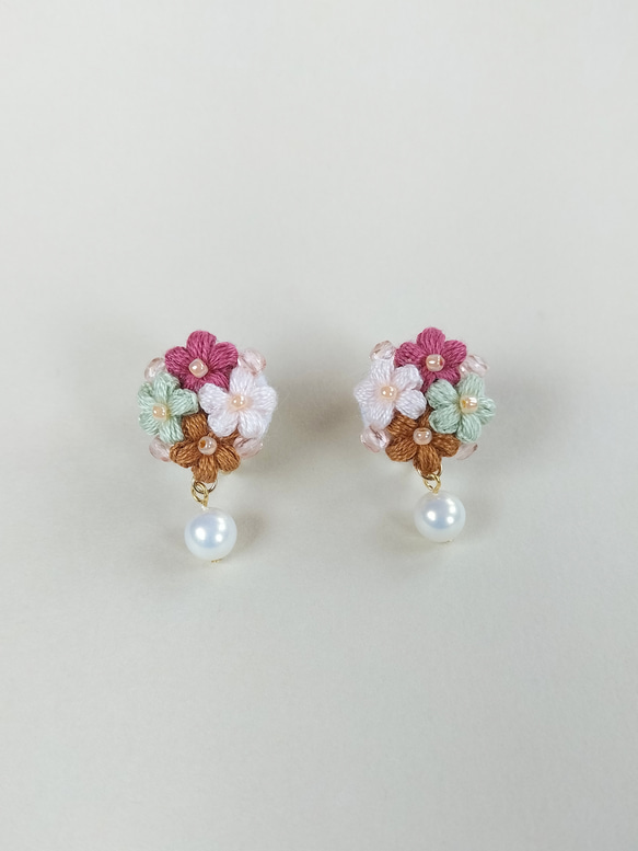 ちいさな花束とパールNo.6/刺繍糸イヤリング・ピアス/ガラスビーズ 赤紫 ピンク ブラウン パステルグリーン 1枚目の画像