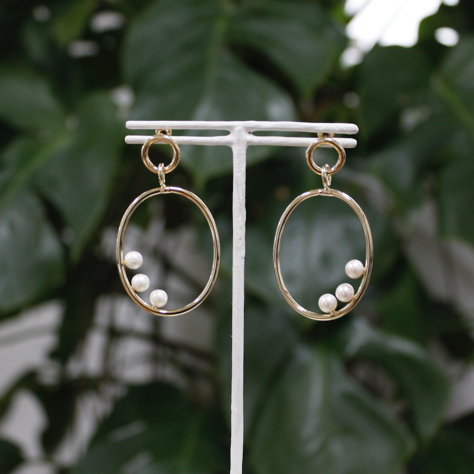オーバルデザイン　淡水パールピアス