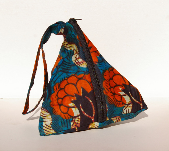 【送料無料】マラウィ産 アフリカ布の三角ポーチ 1枚目の画像