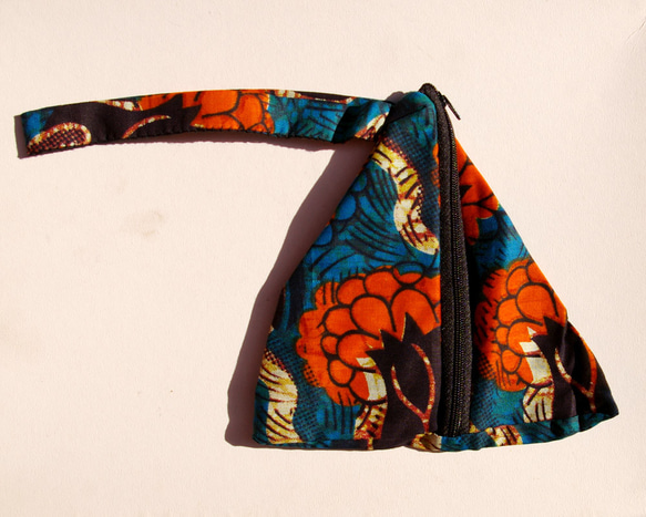 【送料無料】マラウィ産 アフリカ布の三角ポーチ 2枚目の画像