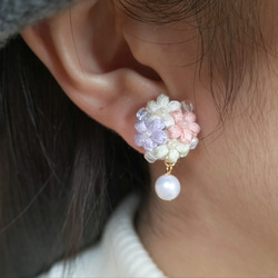 ちいさな花束とパールNo.9/刺繍糸イヤリング・ピアス/パステルピンク パープル ホワイト 2枚目の画像