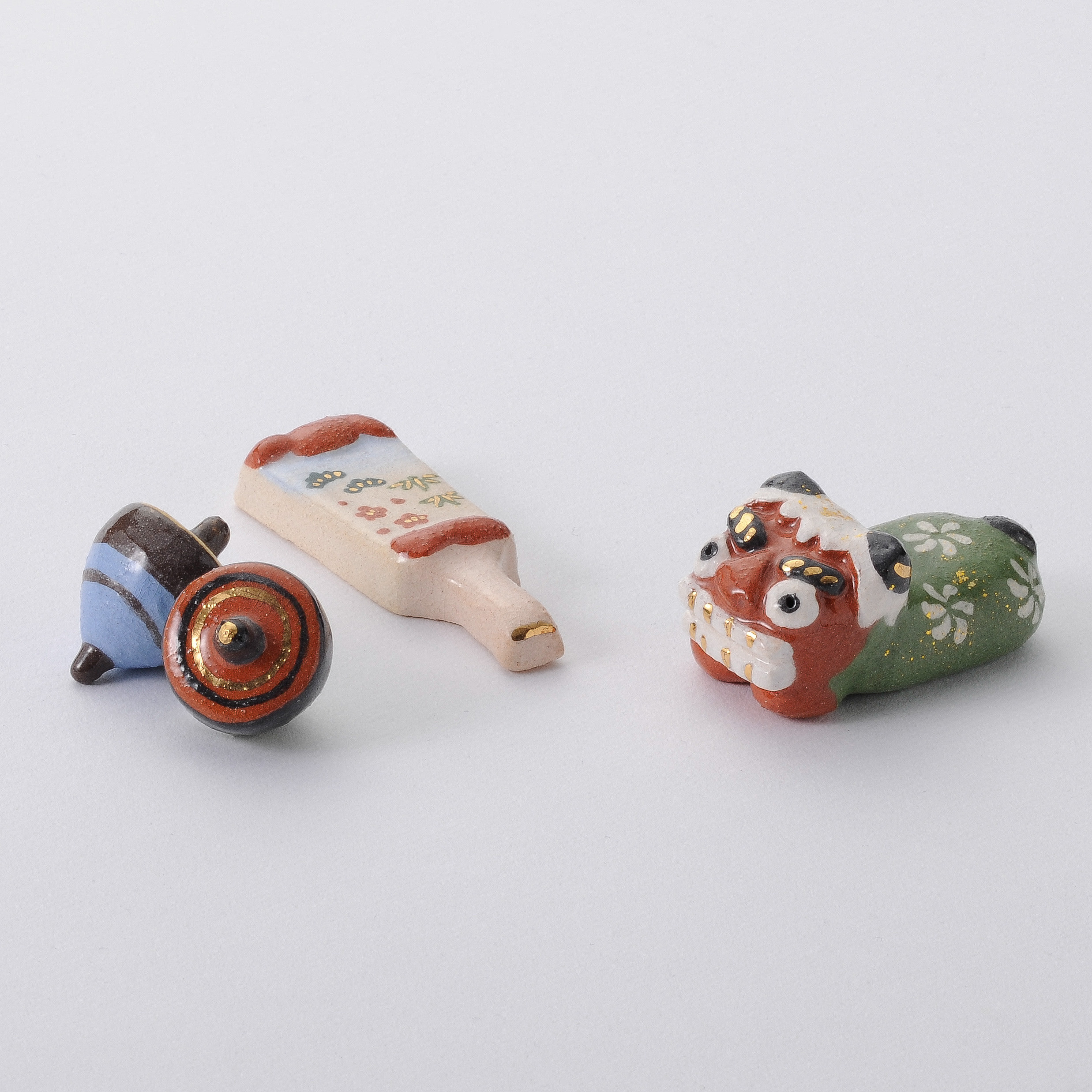 2024新春　楽焼☆お正月シリーズお箸置き〚二色独楽・羽子板・獅子舞〛（3個セット）☆楽入窯製　手描き　正月 新春