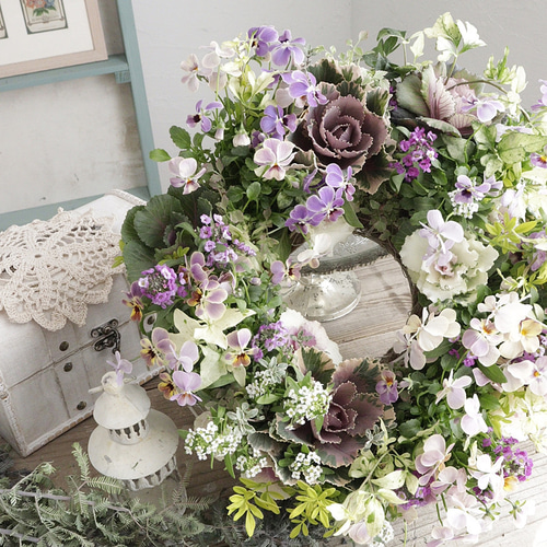 アンティークでシャビーシックなハボタンとビオラの寄せ植え