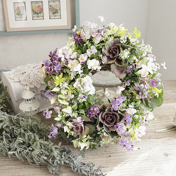 ハボタンとビオラのアンティークリース アンティークでシャビーシックなハボタンとビオラの寄せ植え