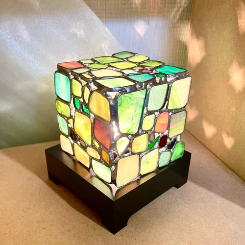 CUBEライトのステンドグラス】別売りで黒のランプ台座もおうりできます 