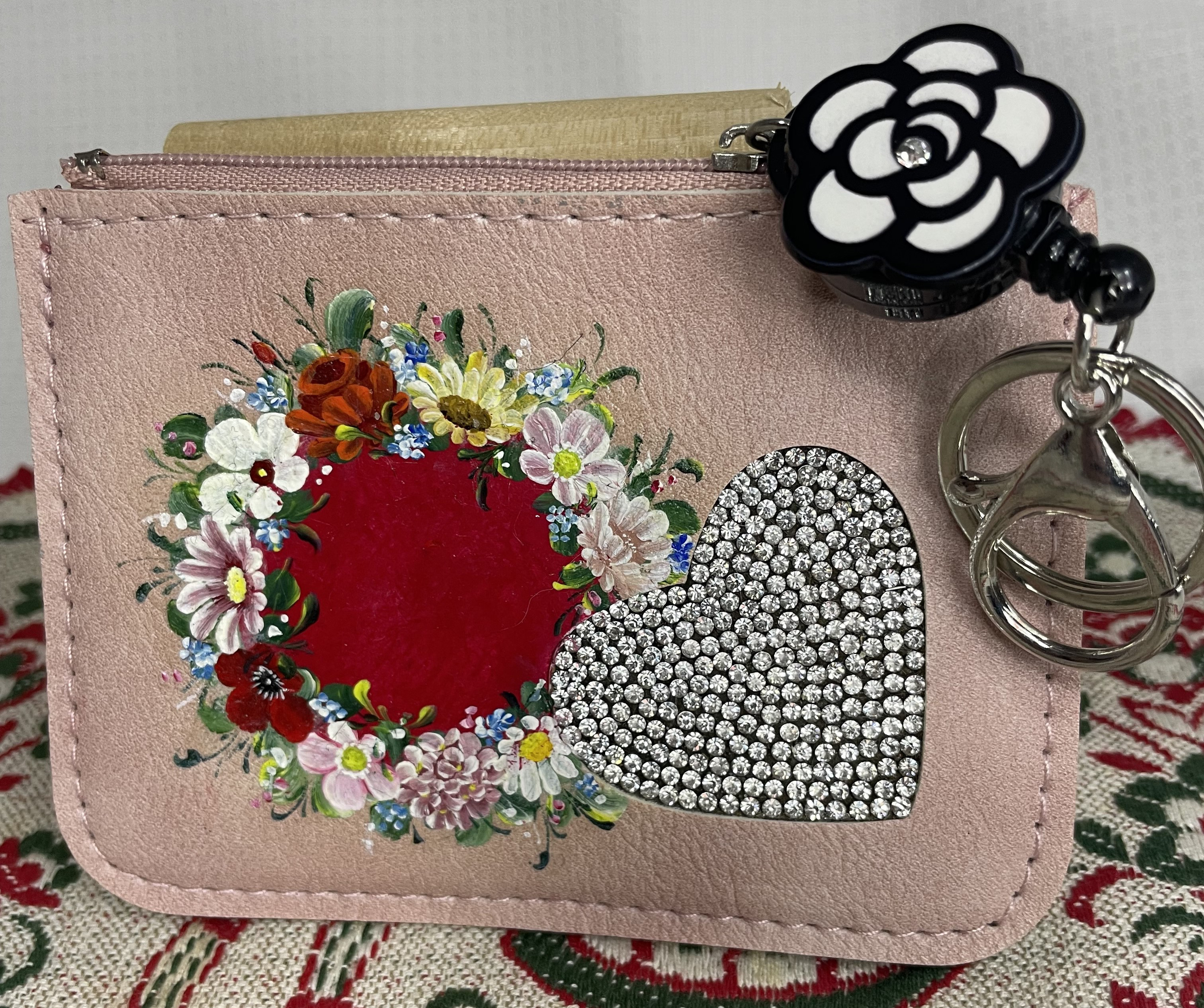 鮮やかな花々とキラキラハートのカードケース