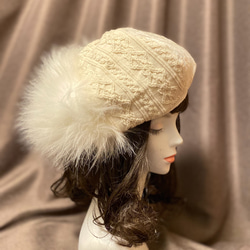 白色的大貝雷帽，毛茸茸的，看起來像雪仙子。 。帽子。貝雷帽、帽子 第3張的照片