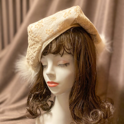 白色的大貝雷帽，毛茸茸的，看起來像雪仙子。 。帽子。貝雷帽、帽子 第1張的照片