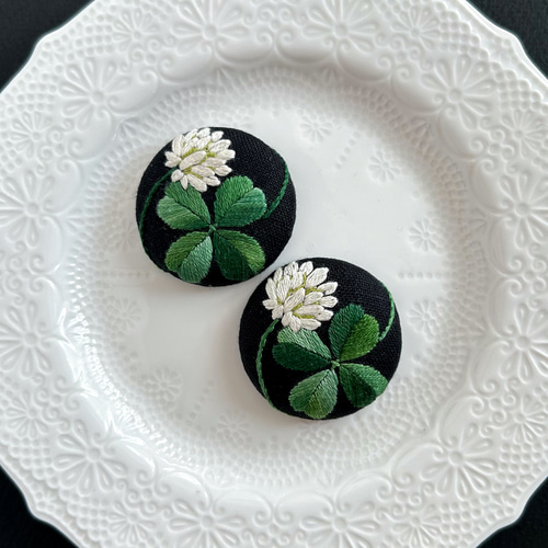 四葉のクローバーと白詰草の手刺繍ブローチ黒 ブローチ 刺繍屋miyako