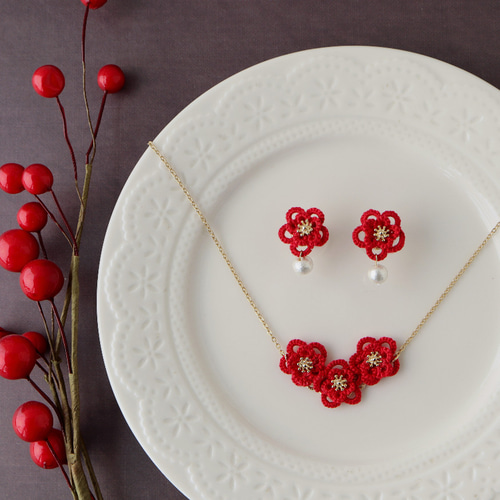 梅の花のタティングネックレス＆ピアス（イヤリング）のセット＊赤