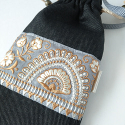 ❲小❳インド刺繍リボンの巾着スマホショルダー【black×gray】 6枚目の画像