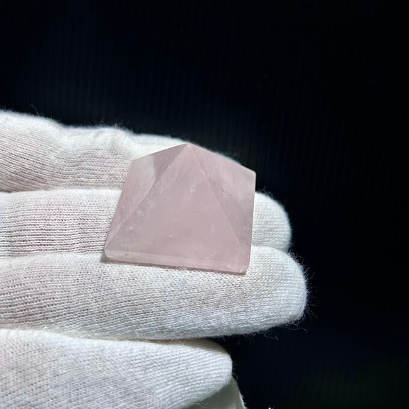 ローズクォーツ　無染色　ミニ　ピラミッド型　天然石インテリア・置物として　プチプレゼントにも　 4枚目の画像