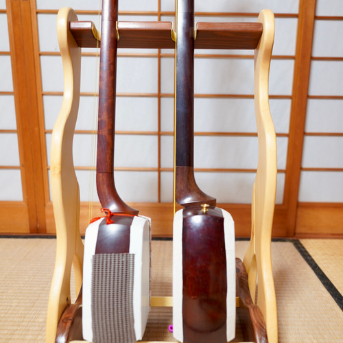 24時間以内に発送】手作り木工 木製三味線スタンド （ニス仕上げ