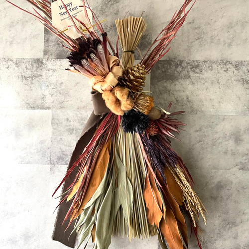 洋花ワイルドフラワー赤と紫のモダンなしめ縄飾り 個性的なお正月飾り